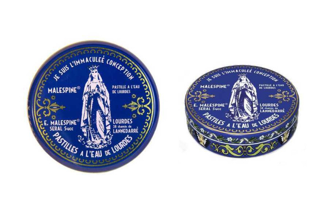 PASTILLES A L-EAU DE LOURDES MALESPINE / 100G, BOITE RONDE REPRENANT LA FORME ET LE DESSIN DE LA BOITE D-ORIGINE - SERAL - SERAL